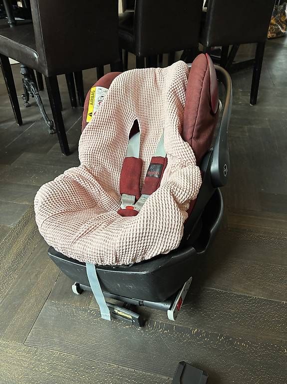 Sièges auto: Cybex Cloud Q Plus Babyschale mit Isofix Base & Bezug – D'occasion à bern par Ruzenka 2