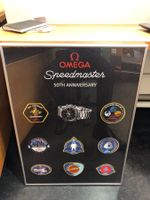 Omega 50 Jahre Speedmaster Bild mit Badges