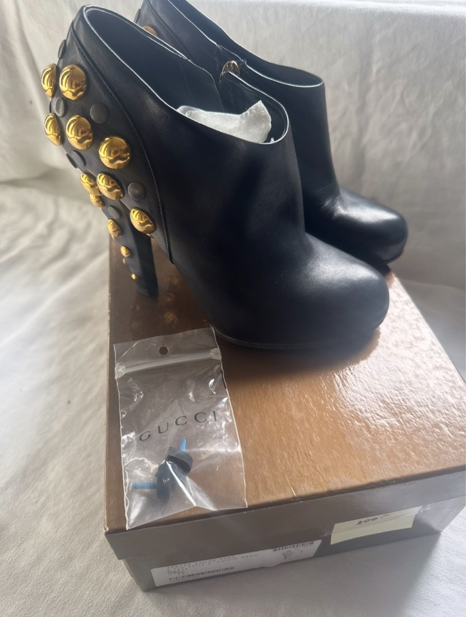 Gucci Scarpe da donna: ORIGINAL Gucci Booties mit Nieten Gr. 36.5 – Usato da Herrliberg venduto da Buyandshine