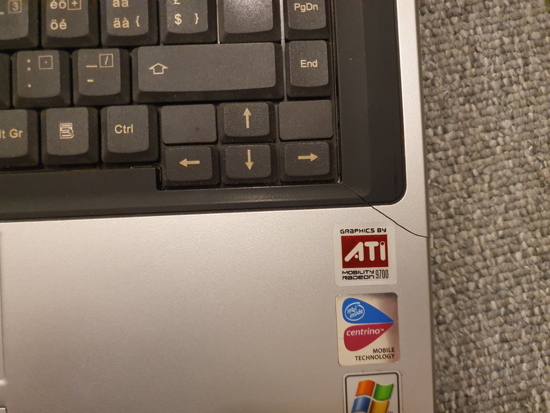 Fujitsu Notebooks: Fujitsu Amilo M1425, Antix Linux, mit Netzteil, beschädigt – Gebraucht aus Winterthur von E-Frosch 7
