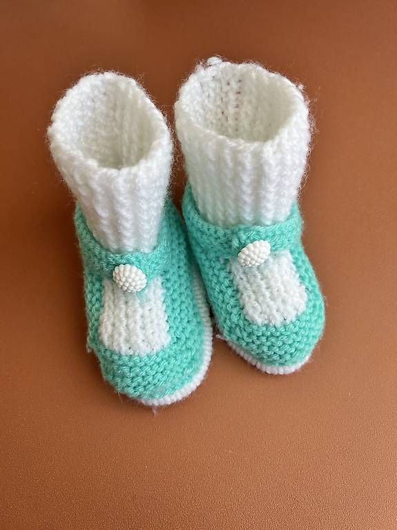 Scarpe per ragazzi: Handgestrickte Babyschuhe 0-6M – Usato da Cham venduto da nininanana