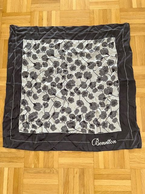 Benetton Foulard & Sciarpe: "Benetton" Foulard – Nuovo (secondo la descrizione) da Walenstadt venduto da ricamul