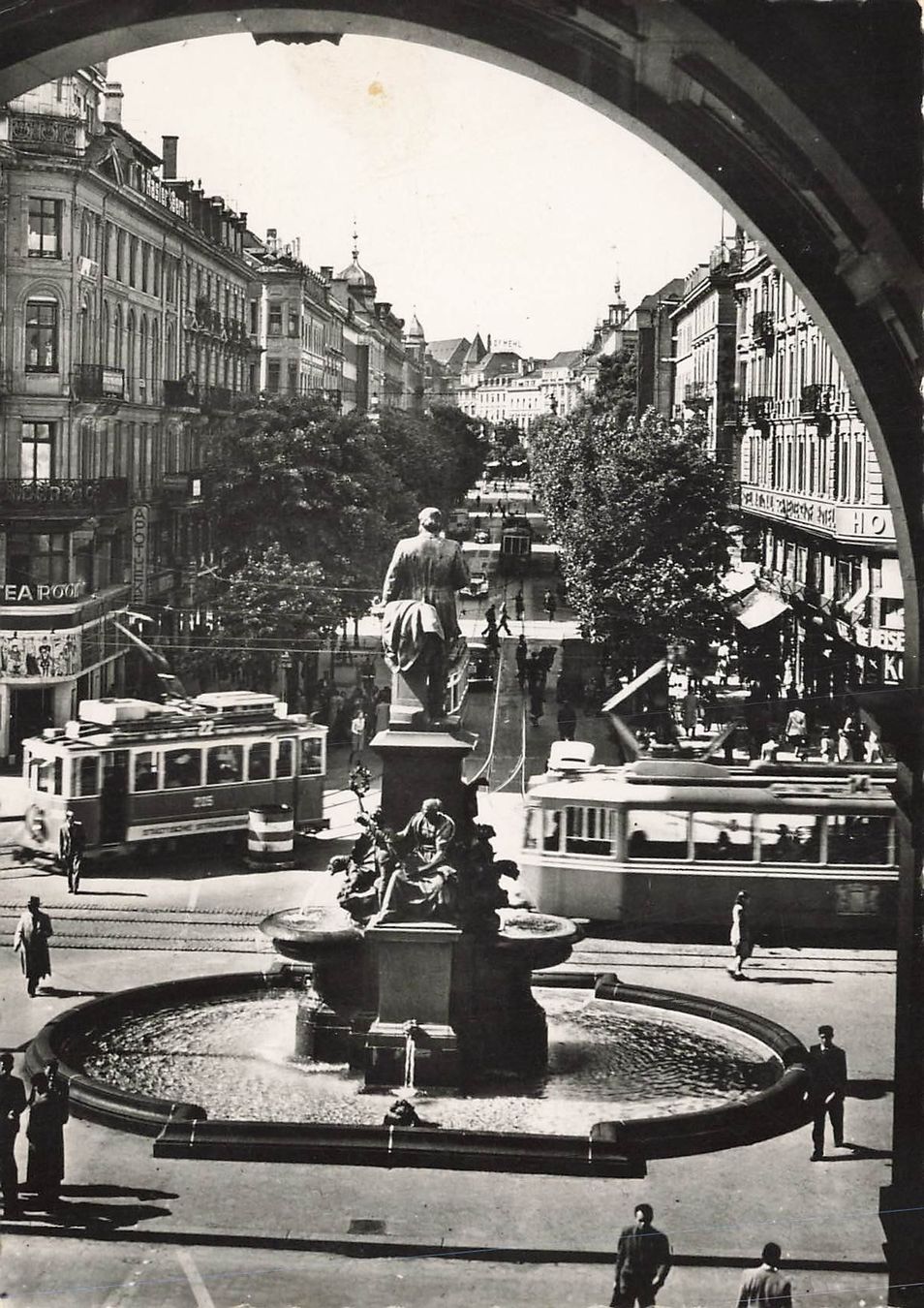 Cartoline postali: Zürich Bahnhofstrasse um 1950 – Usato da Schwyz venduto da Seffi56