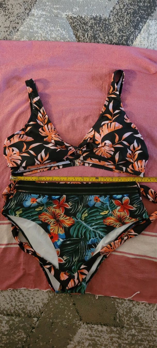 Maillots de bain & Bikinis: Serviette en coton & Costum de bain/Bas de bikini taille 48 – Neuf (Voir description) à Vevey par x_y_f 1