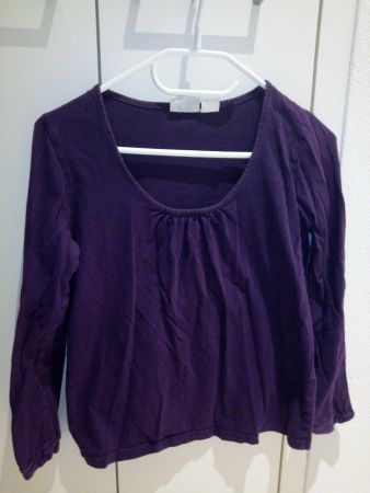 Lila Langarm Shirt mit leichter Raffung am Ausschnitt, in M