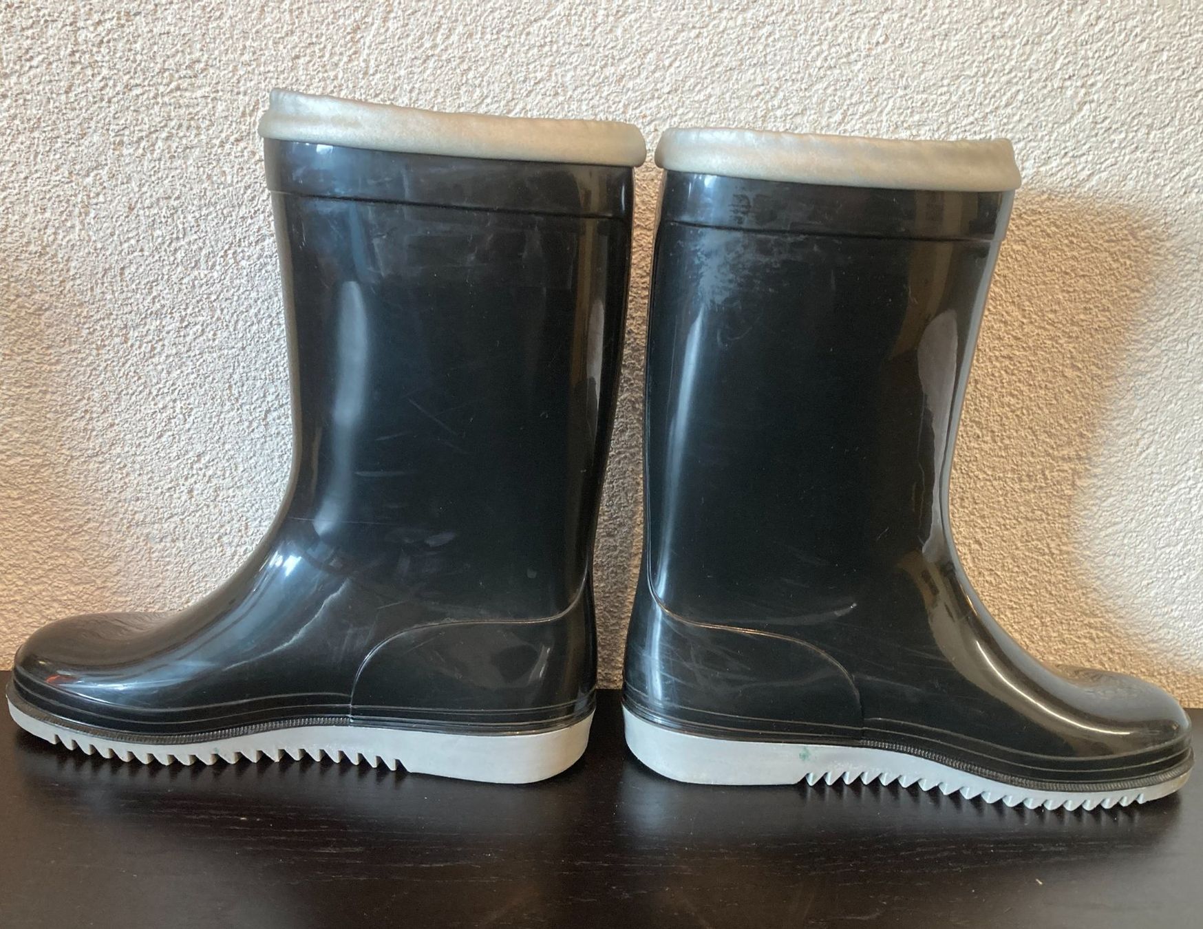 Scarpe da donna: Schwarze Gummistiefel mit silber Lackborte ROMIKA Gr.36 – Usato da Münchenbuchsee venduto da lu-99 1