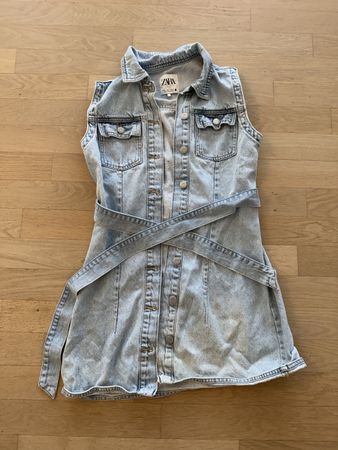 ZARA Jeanskleid mit Gürtel – Hellblau Denim – Grösse S
