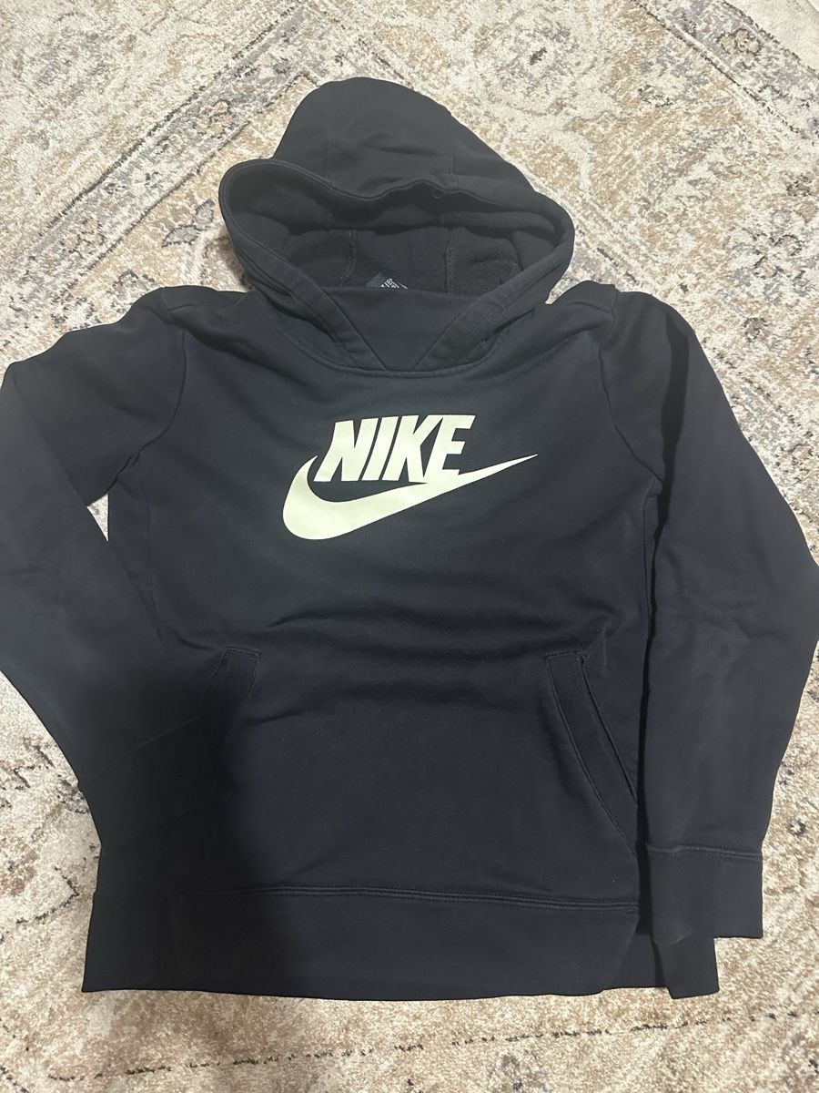 Nike Maglioni & Felpe: Nike Kapuzenpullover schwarz Grösse 137-146 – Usato da Pratteln venduto da milisandra 1