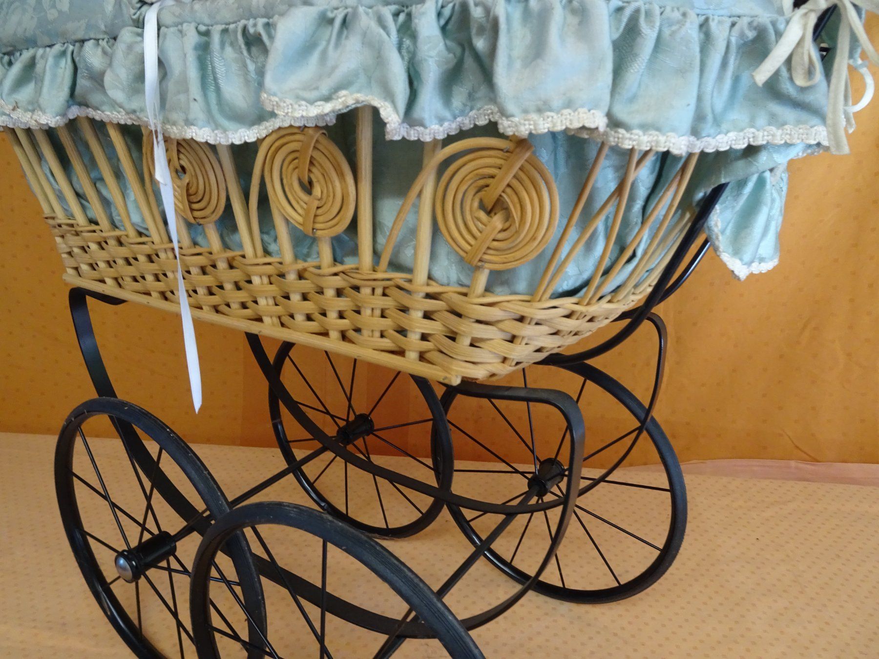 Puppenwagen: Nostalgischer Puppenwagen – Gebraucht aus Oberwangen b. Bern von est_d8gf 2