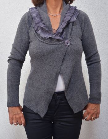 Graue Strickjacke/Trachtenjacke mit dekorativen Rüschen