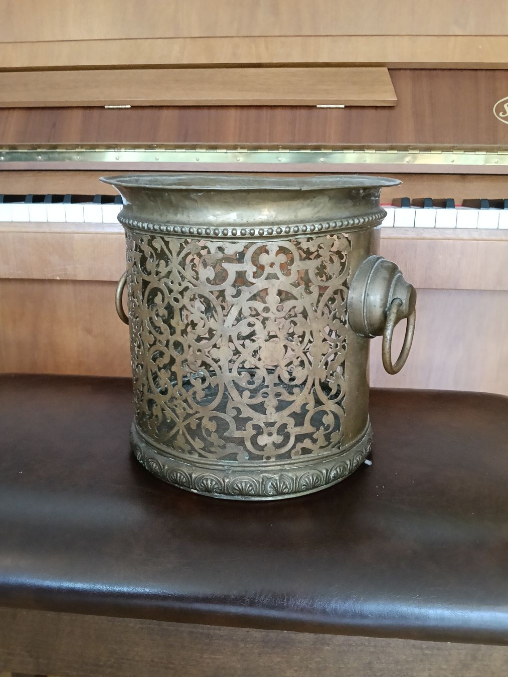 Pots de fleurs: Alter Messing Übertopf / Cachepot mit Ringgriffen  – D'occasion à Dornach par Boboter 1