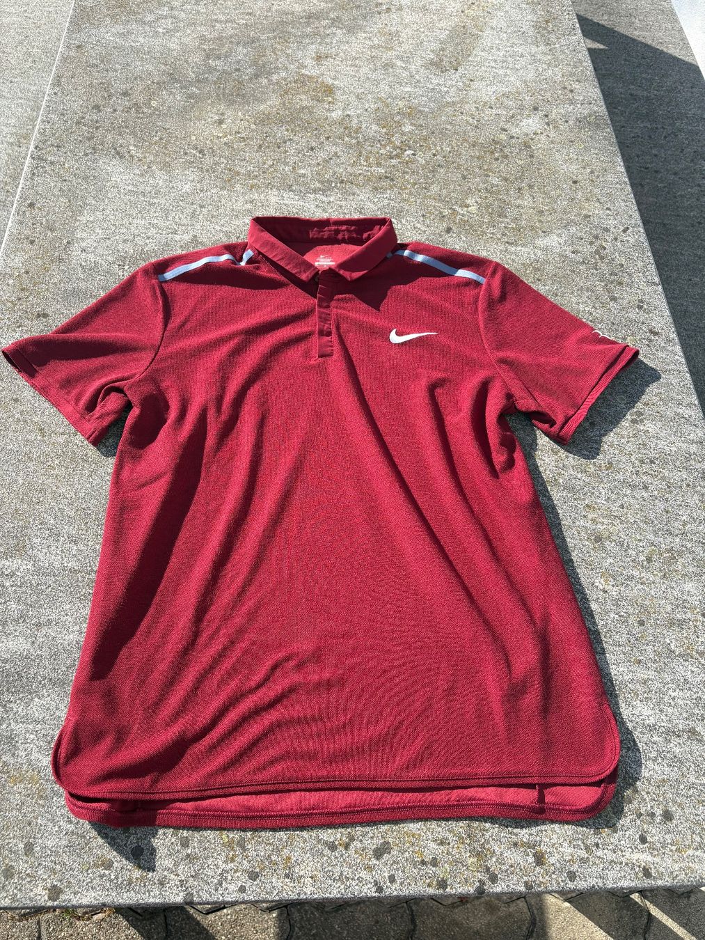 Nike Polo-Shirts: Roger Federer Nike Polo Shirt schwarz oder rot, Top Zustand! – Gebraucht aus Freienstein von Golfbueb 1