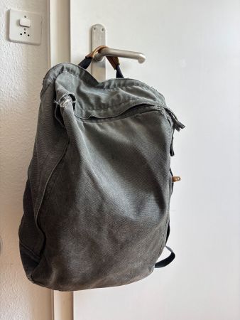 Qwstion Backpack grau, defekt / sehr starke Gebrauchsspuren