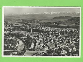 Fliegeraufnahme von Bern mit den Alpen