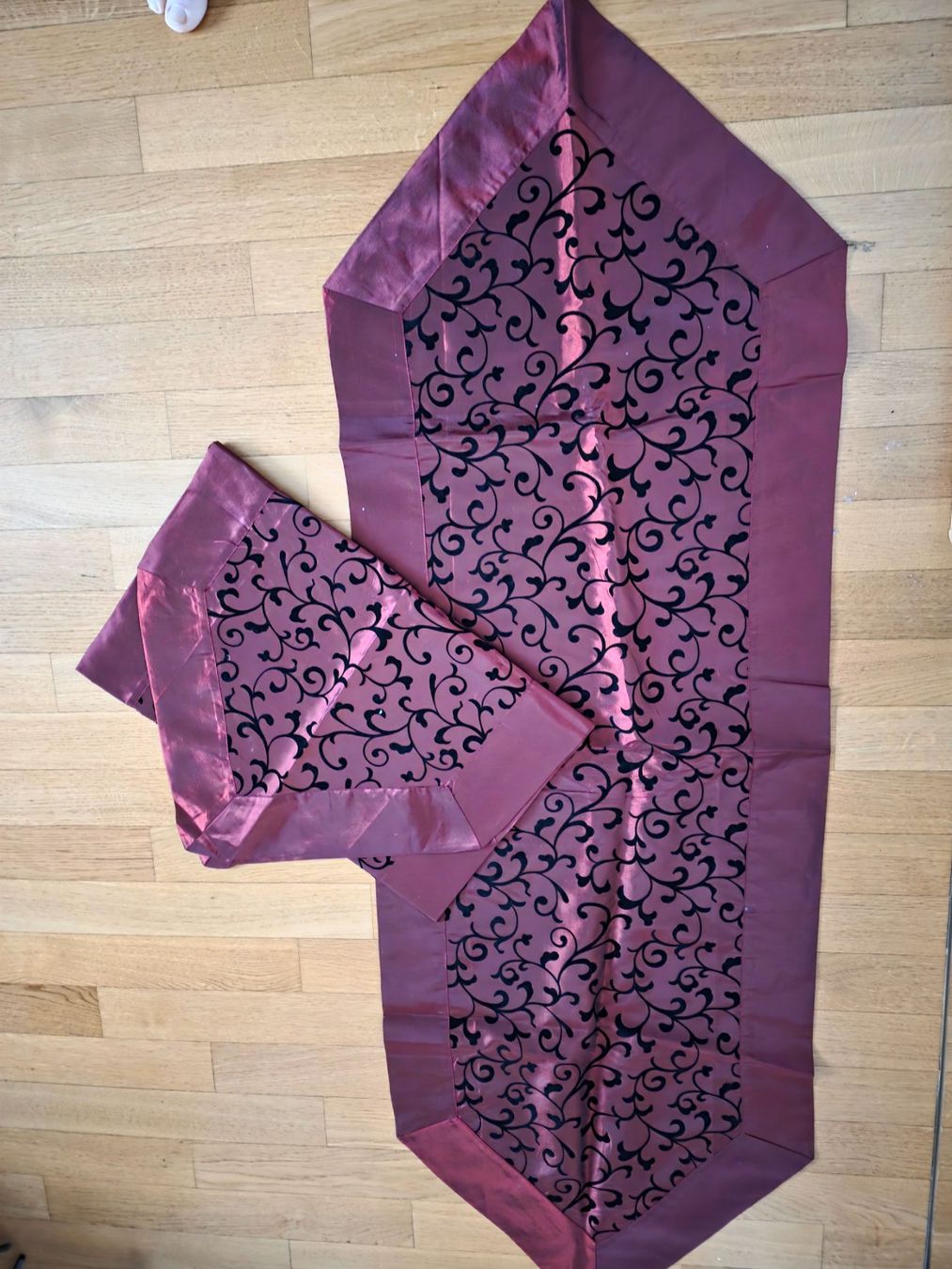 Altra biancheria da tavola: Letzte Gelege / 2 weinr/schw Tischläufer mit Flockprint Poly – Usato da Riehen venduto da robs2026 4