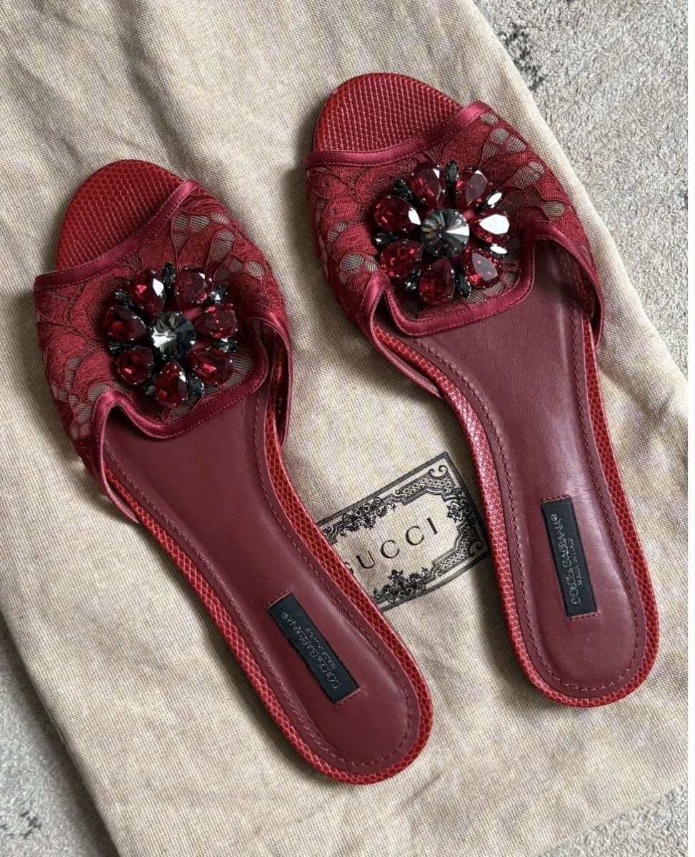 Dolce & Gabbana Scarpe da donna: D&G Sandals Red Lace Embellished Size 38.5 – Usato da Stallikon venduto da Toluu
