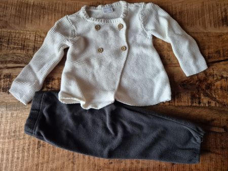 Baby Set: Strickjacke und graue Fleecehose, Grösse 68
