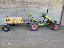 Berg Traktor mit diversem Zubehör
