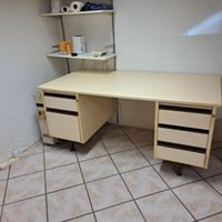 Schreibtisch mit Schubladen und Ablagefach, beigefarben