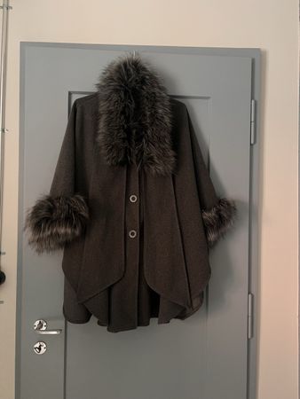 Wunderschöne Vintage-Cape mit abnehmbarem Kunstfellkragen