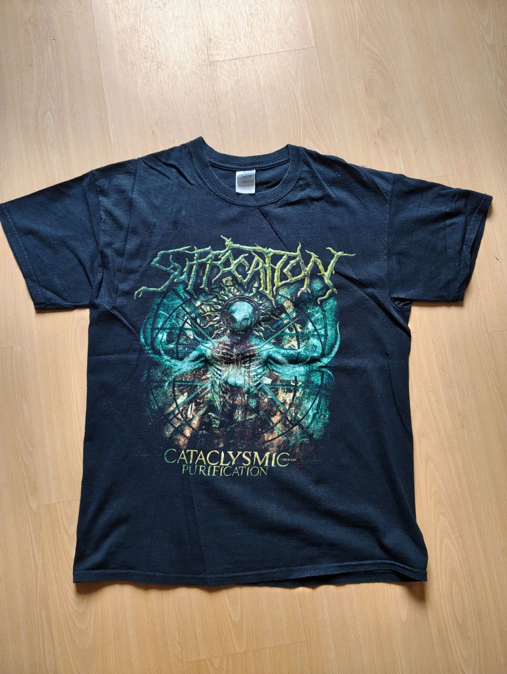T-shirt: Suffocation Cataclysmic Purification T-shirt, Gildan L – Usato da St-Aubin-Sauges venduto da Cradle_of_Shirt