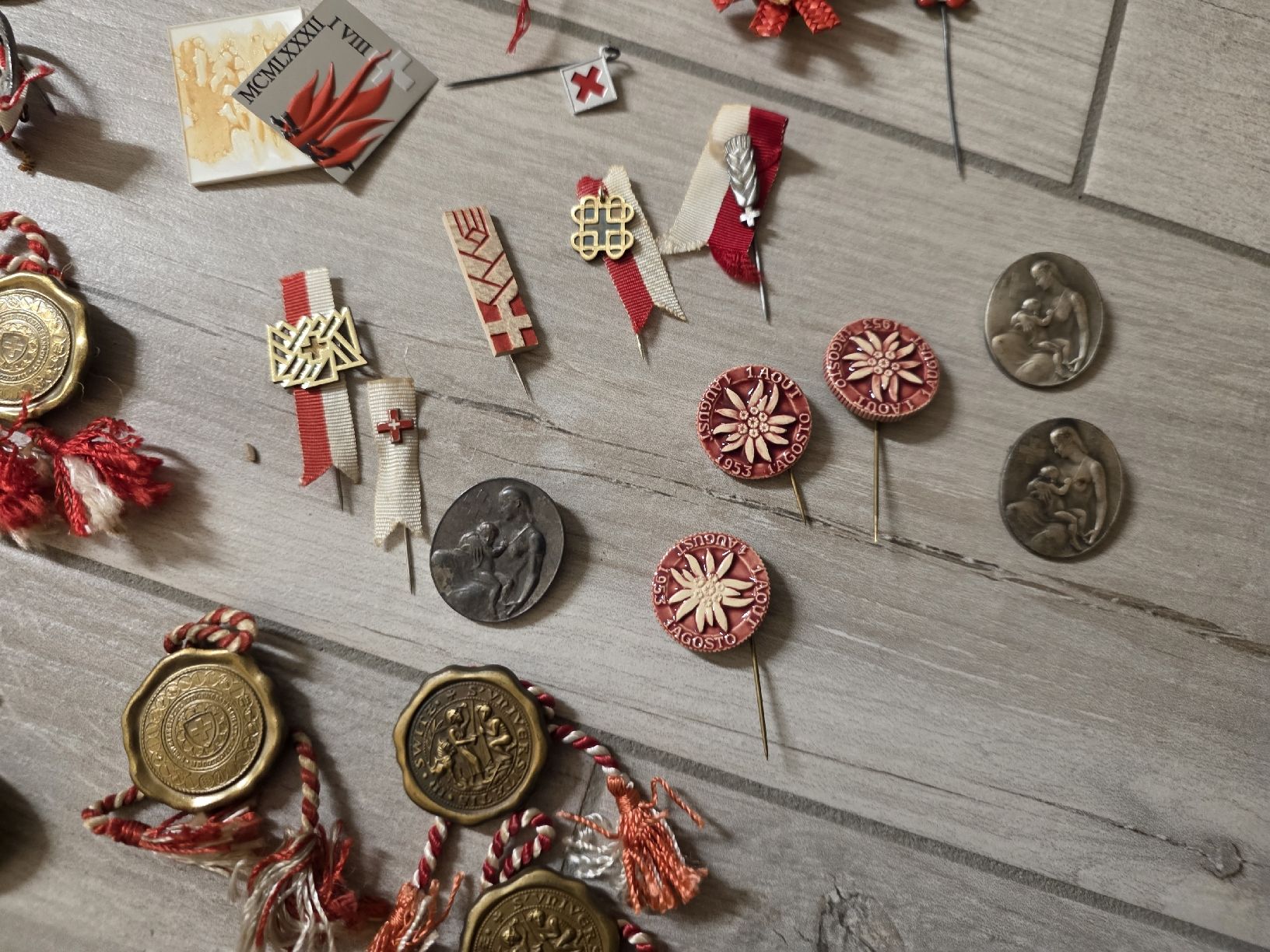 Broches & Aiguilles: 1. August Abzeichen  – D'occasion à Dorf par Echo_Elements 4