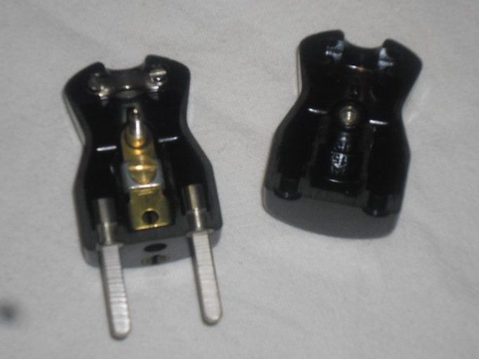 Fiches d'alim.: Stecker  230/250 Volt , 3 Polig , 10 A – D'occasion à Büren SO par omsa 4