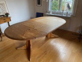 Ausziehbarer Holztisch
