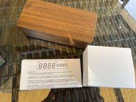 Neu Wecker Holz Effekt mit LED Anzeige