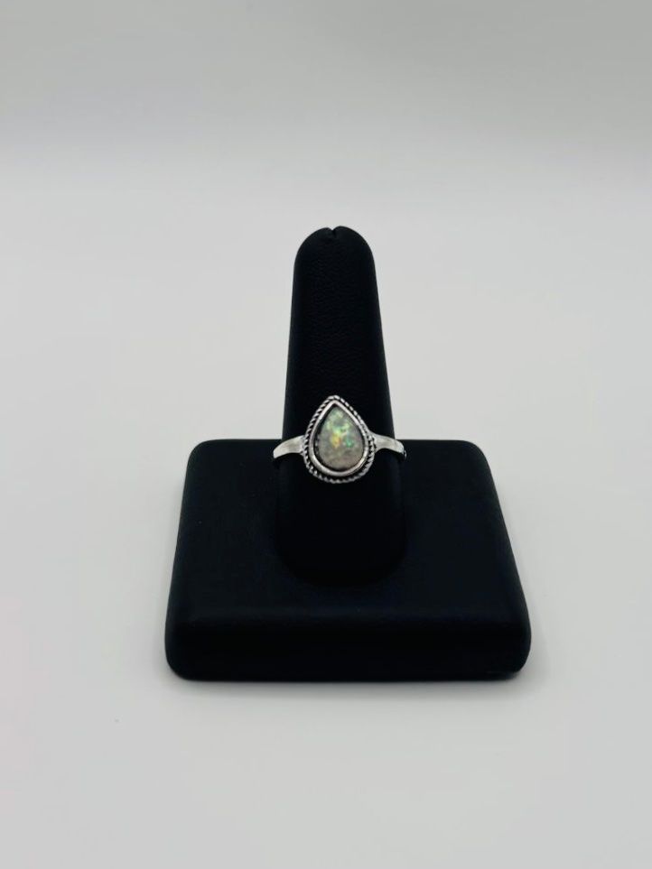 Anelli: Silbern farbiger Ring mit Stein / Grösse: 58 – Nuovo e nell'imballaggio originale da Frutigen venduto da glanzvolles.leben