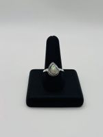 Silbern farbiger Ring mit Stein / Grösse: 58