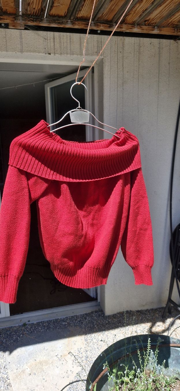 Stradivarius Maglioni & Felpe: Roter Off Shoulder Pulli – Usato da Wohlen b. Bern venduto da lau_7vcp 2
