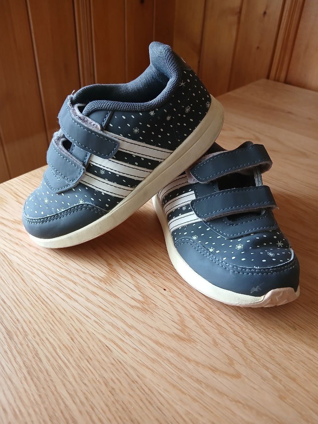 Adidas Scarpe per ragazzi: Adidas enfant taille  26 – Usato da Sciernes-d'Albeuve venduto da Dojo004