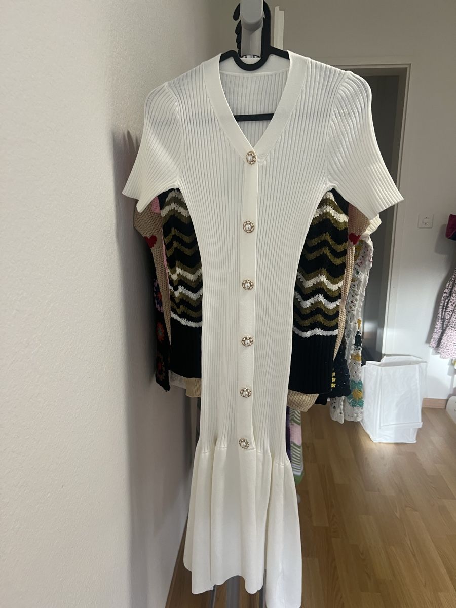 Vestiti: Strickkleid weiss mit Knöpfen kurzarm – Usato da Zürich venduto da R1908