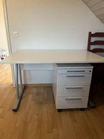 Weisser Schreibtisch mit abschliessbarem Rollcontainer 