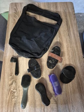 Putztasche / Putzbox mit Zubehör / Bürsten