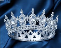 1 Stück /Wunderschöne, neuwertige Krone mit Strass-Steinen.