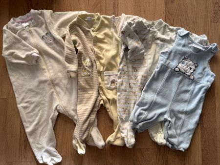 4 Baby Strampler/Schlafanzüge Grösse 62/68