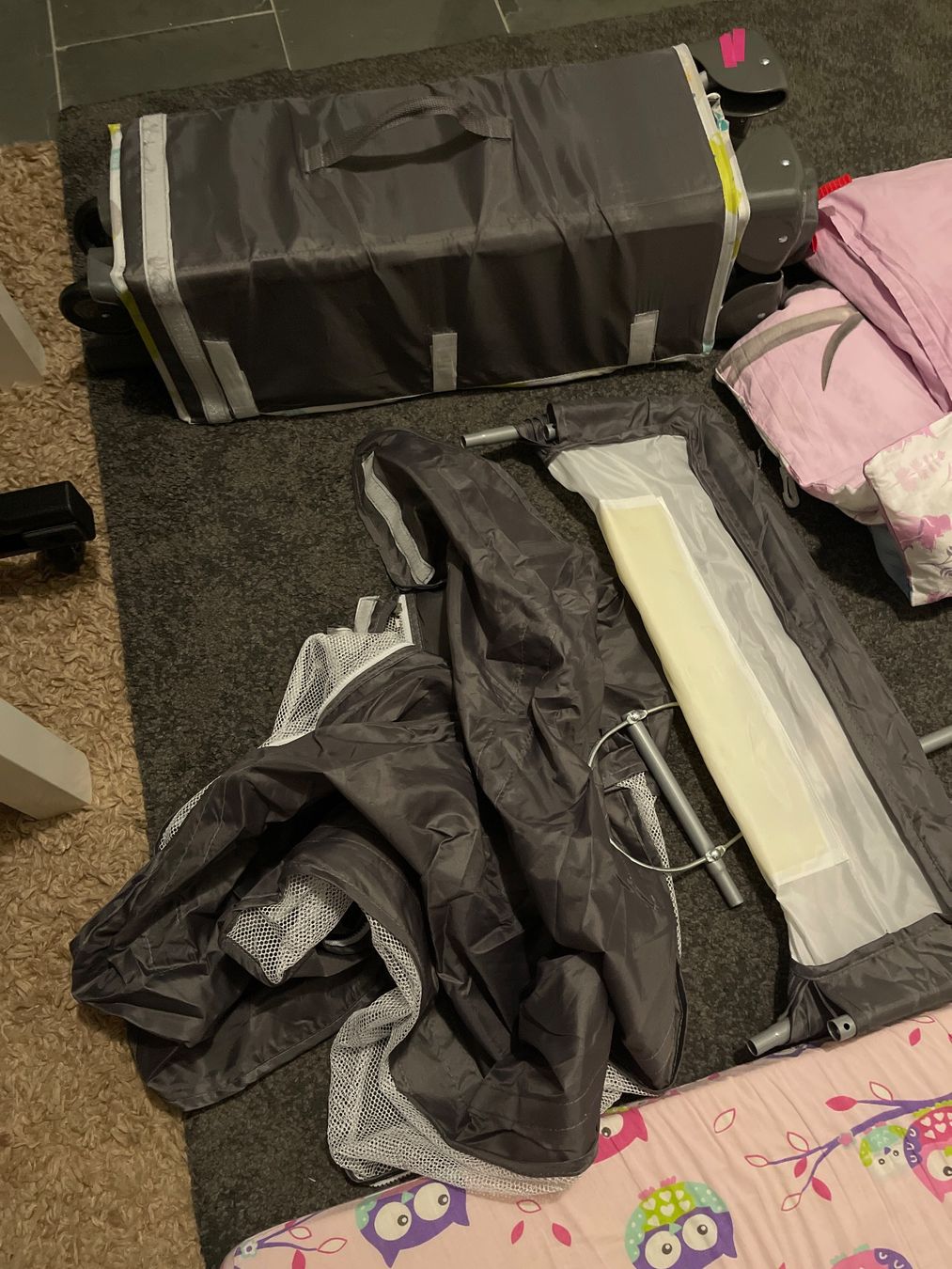 Lits: Kinderreisebett mit Zubehör – D'occasion à Unterkulm par AnoliOccasion 1