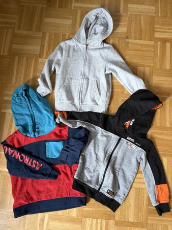 Lot de 3 sweats à capuche pour garçon avec quelque taches 