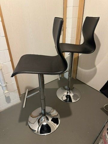 Sgabelli: Zwei Barhocker schwarz mit Chromfuss gebraucht – Usato da Ebertswil venduto da Joy8 6