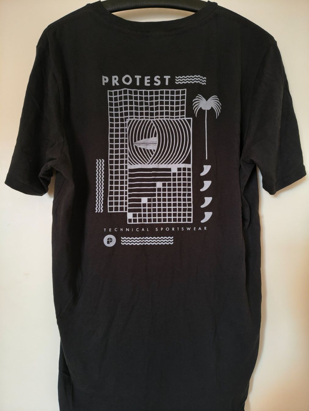 Protest T-shirt: 2 Protest Surf Tshirt Large NEU – Nuovo (secondo la descrizione) da Zürich venduto da lalaurabla 1
