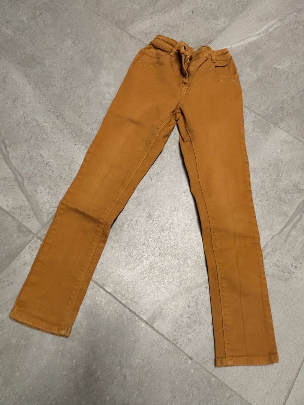 Hosen: Pantalon jeans taille 140 moutarde taille ajustable – Gebraucht aus Salvenach von gwenwywar