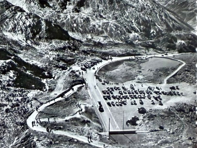 Cartes postales: Sustenpasshöhe mit Restaurant & Parkplatz 1947 – D'occasion à Lutry par Ediego 2