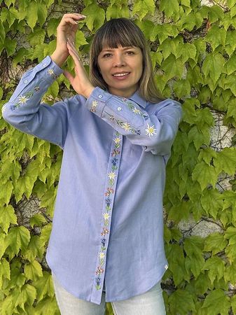 Hellblaue Leinenbluse mit Edelweiss Stickerei