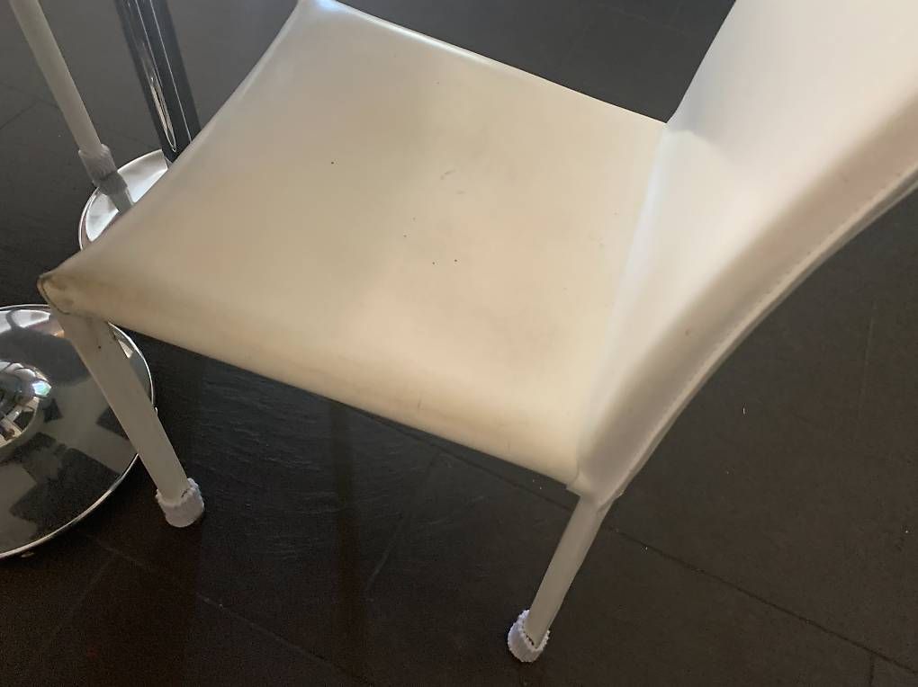Set di tavolo e panche: Weisser Tisch mit 2 Stühlen  schönes Essplatz-Set – Usato da Zürich venduto da Kaspar1200 1