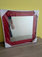 Wandspiegel mit rotem Rahmen neu in Verpackung