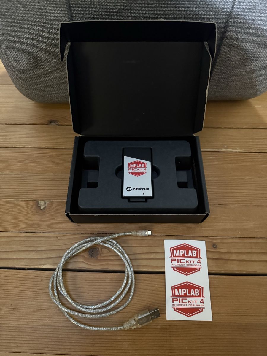 Componenti elettronici: Microchip MPLAB PICkit 4 – Programmateur / Débogueur officie – Usato da St-Imier venduto da Joao_ze 1
