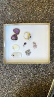 Schmuck-Konvolut: Ohrringe, Ring, Charm-Anhänger, Modesch...
