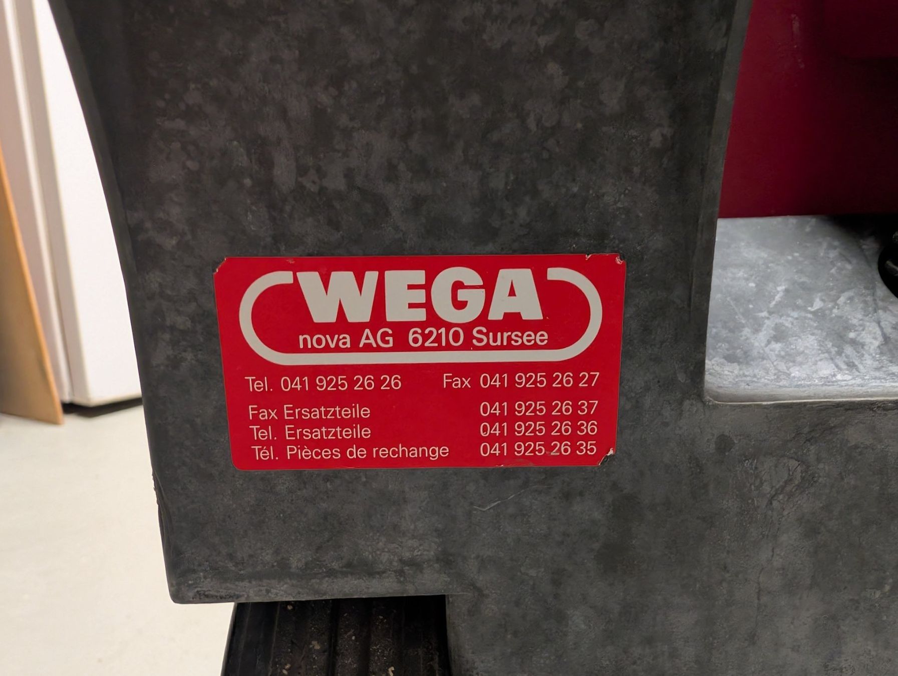 Aspirateurs & Accessoires: Laveuse de sol / récureuse WEGA – D'occasion à Delémont par breacH 2